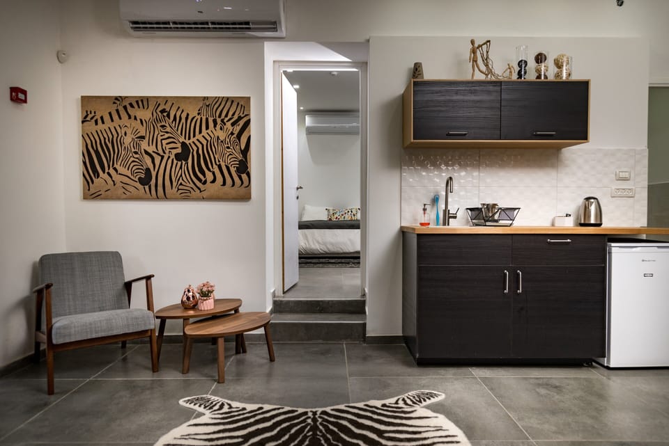 Family Suite, Non Smoking | Private kitchenette | Fridge, microwave, oven, stovetop