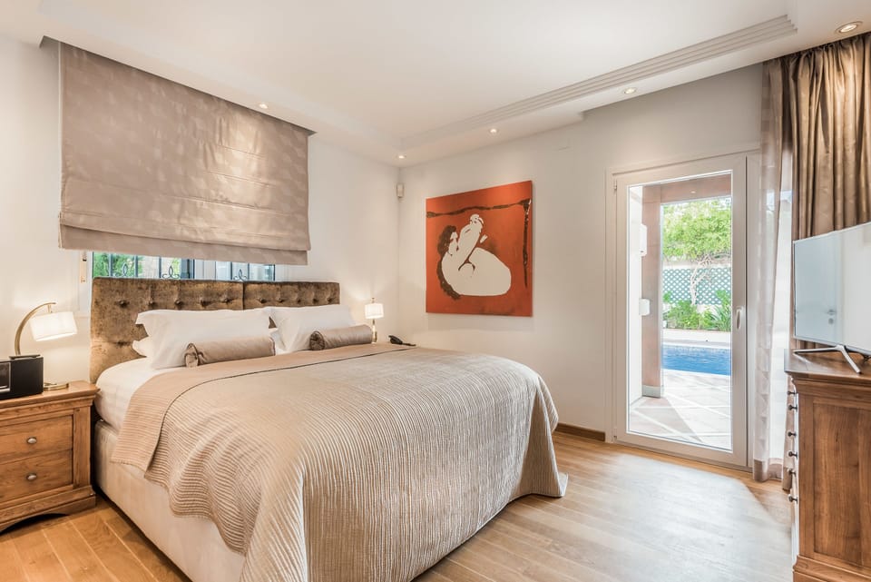 Comfort Double Room, 1 King Bed, Non Smoking, Pool View | Frette Italian sheets, premium bedding, memory foam beds, in-room safe