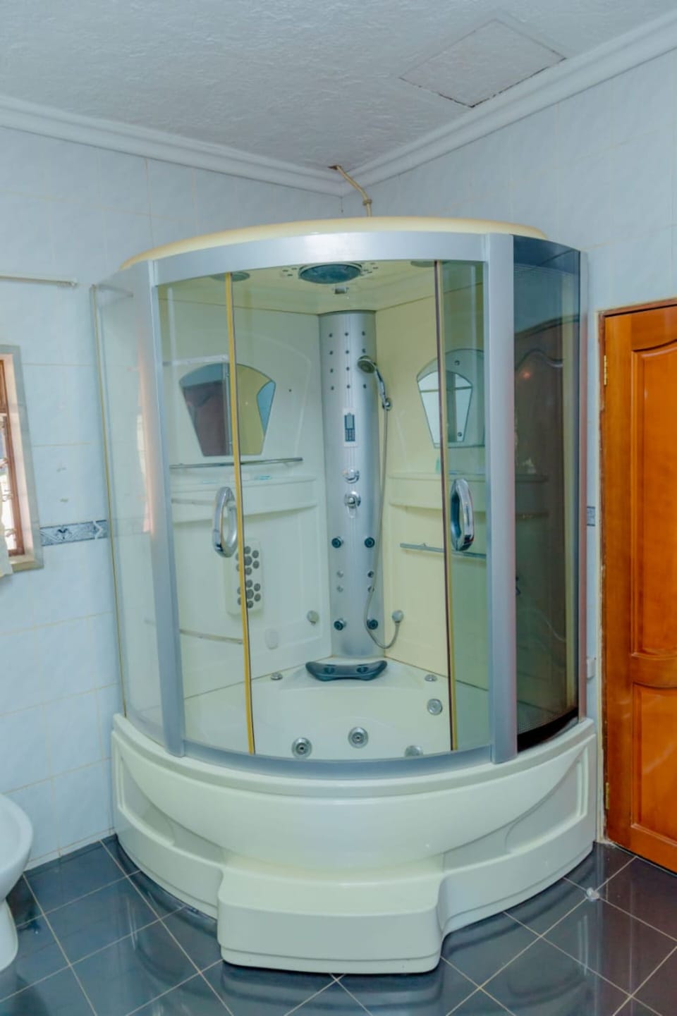 Executive Suite, 1 King Bed | Bathroom | Deep soaking tub, rainfall showerhead, free toiletries, hair dryer