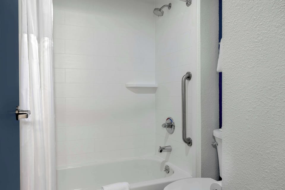 Combined shower/tub, free toiletries, hair dryer, towels