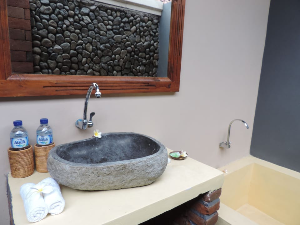 Shower, free toiletries, towels