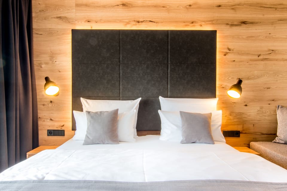 Comfort Double Room | Minibar, in-room safe, desk, laptop workspace
