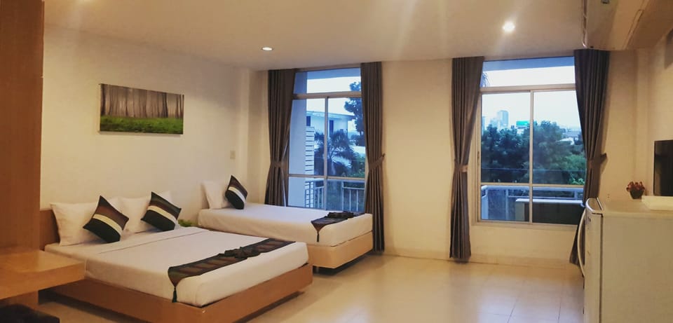 Deluxe Triple Room, Multiple Beds | Desk, free WiFi, bed sheets