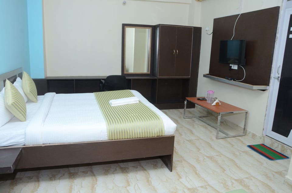 Premium Double Room | Egyptian cotton sheets, premium bedding, desk, rollaway beds