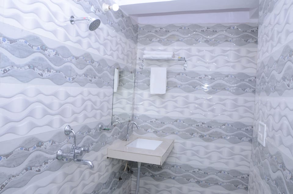 Premium Double Room | Bathroom | Shower, free toiletries, towels