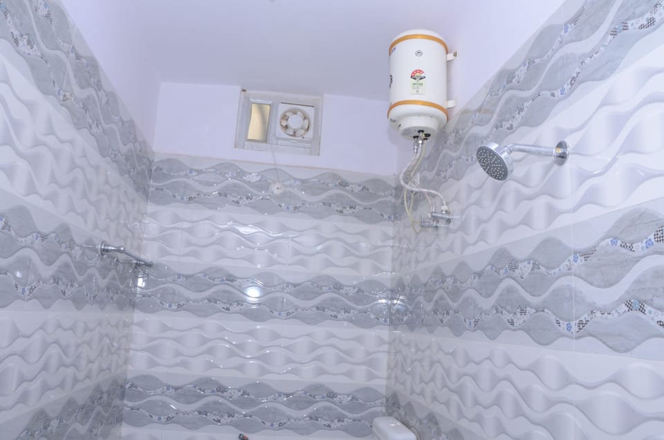 Premium Double Room | Bathroom | Shower, free toiletries, towels
