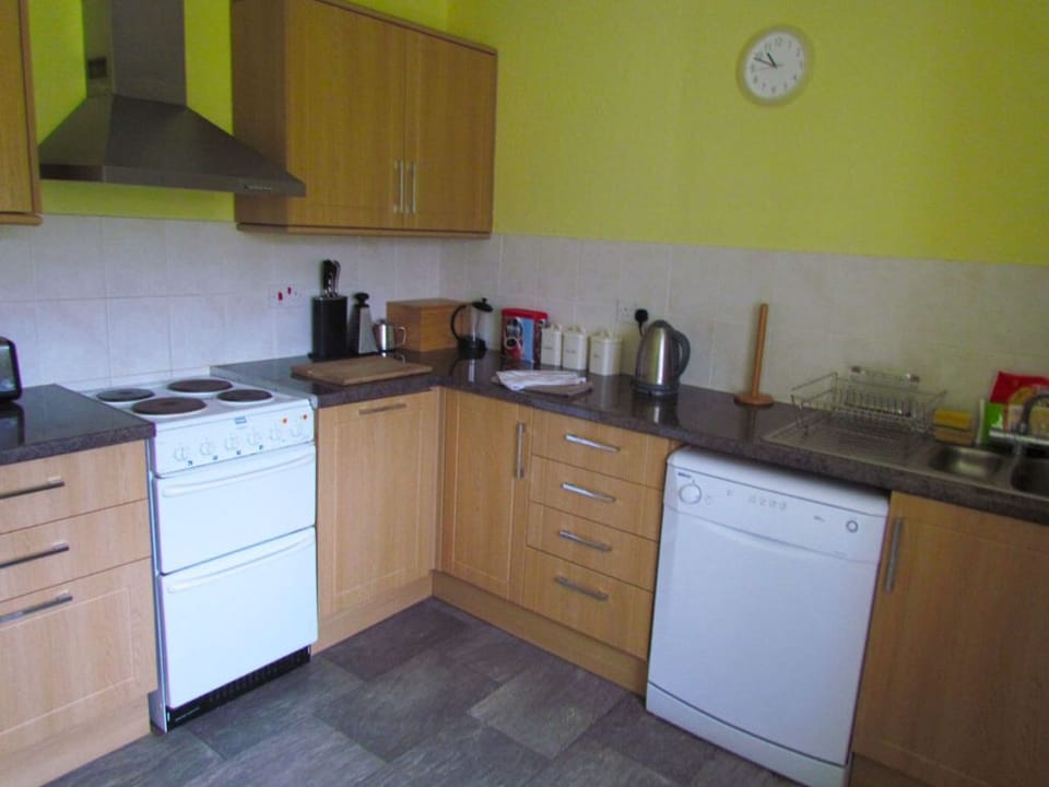 Cottage, 2 Bedrooms | Private kitchen | Electric kettle