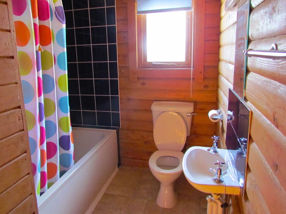 Basic Cabin, 3 Bedrooms | Bathroom | Rainfall showerhead, free toiletries, hair dryer, towels