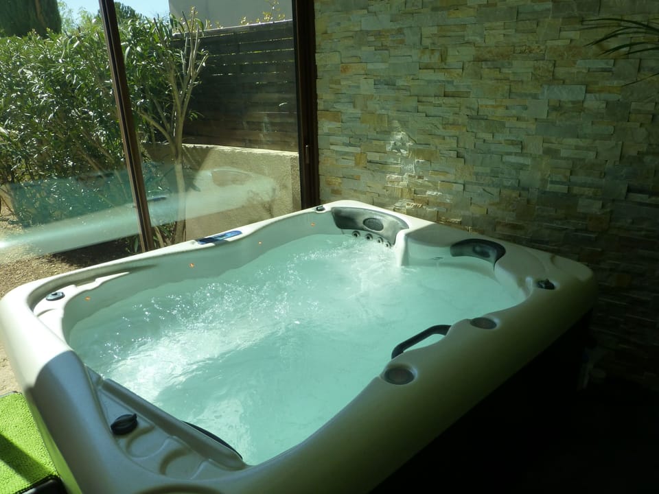 Indoor spa tub