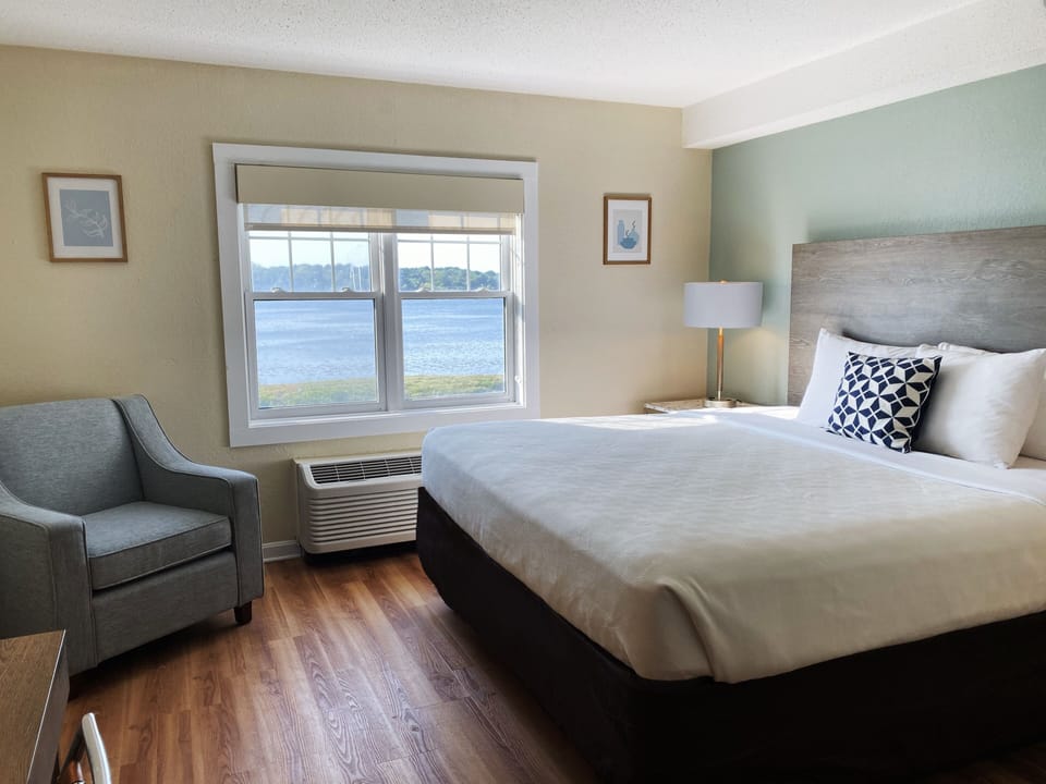 1 bedroom, hypo-allergenic bedding, desk, laptop workspace