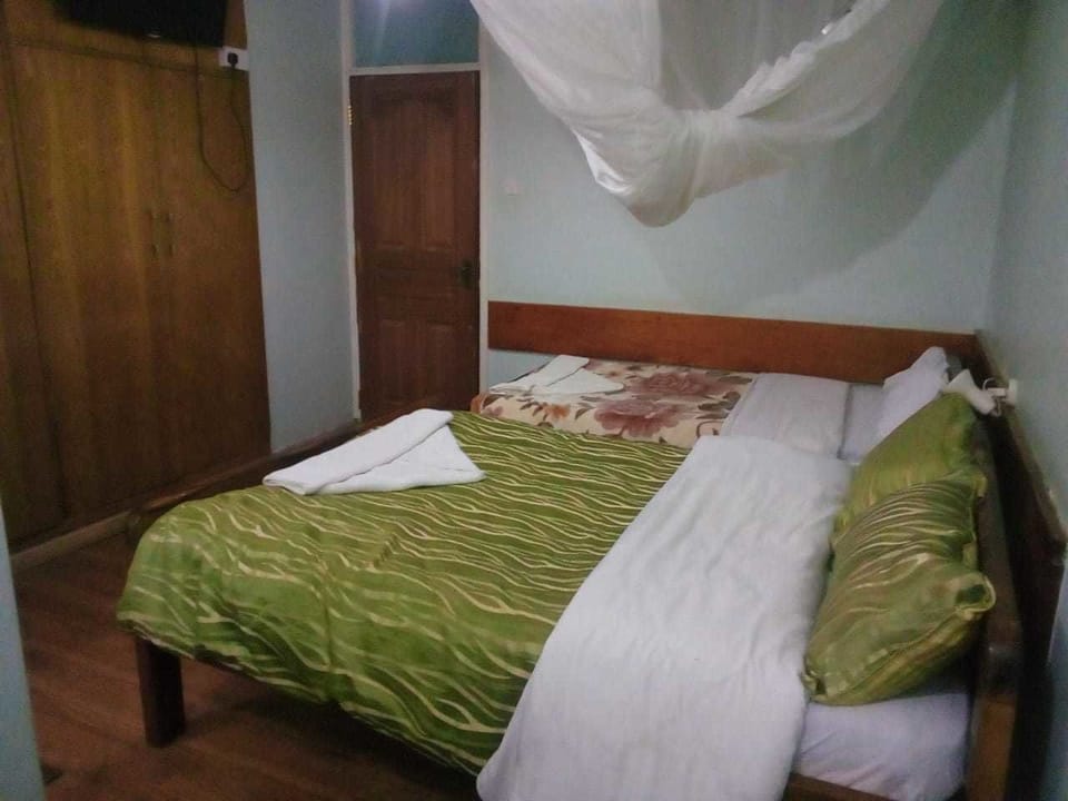 In-room safe, desk, WiFi (free), bed sheets