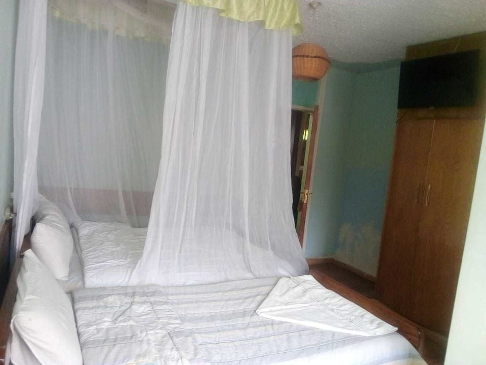 In-room safe, desk, WiFi (free), bed sheets