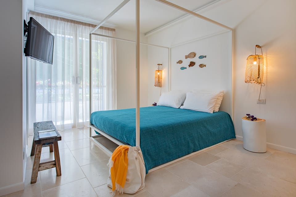 Deluxe Room | Minibar, in-room safe, free WiFi, bed sheets