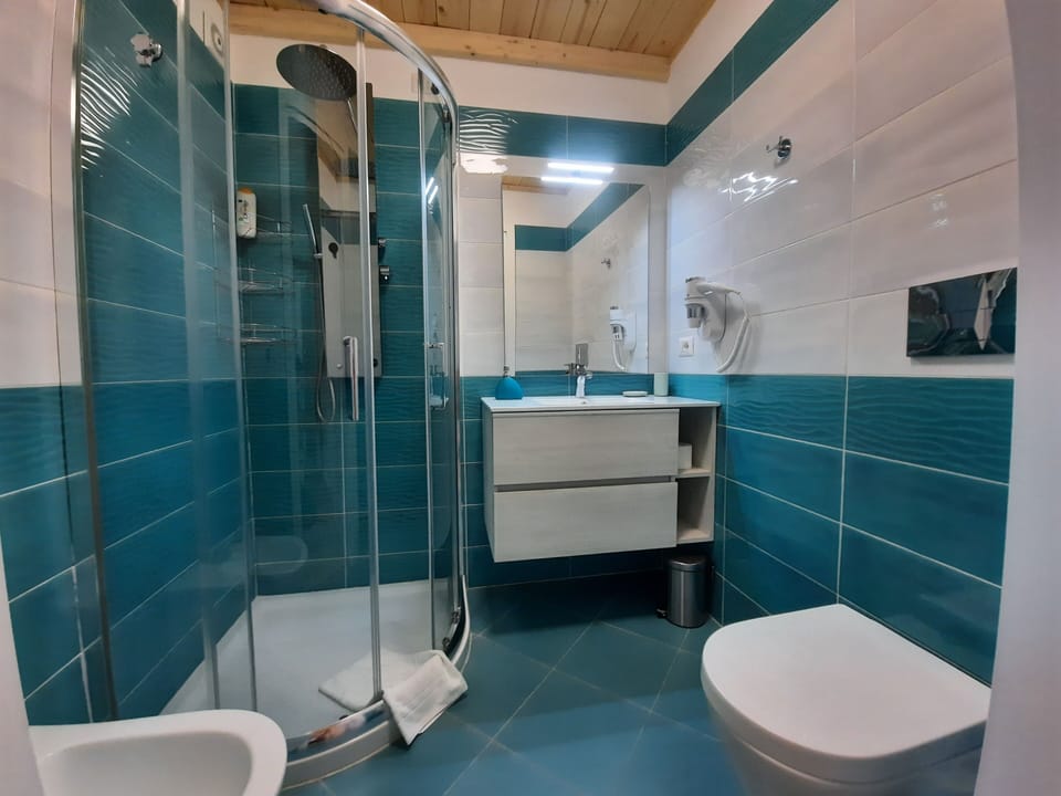 Panoramic Triple Room | Bathroom | Shower, rainfall showerhead, free toiletries, hair dryer
