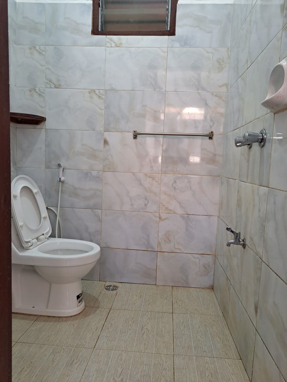 Double Room, 1 Double Bed, Non Smoking | Bathroom | Shower, free toiletries, slippers, towels