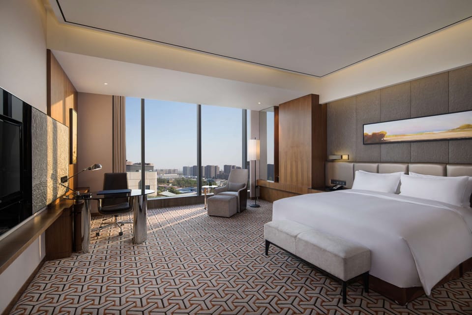 Executive Suite | Minibar, in-room safe, desk, laptop workspace