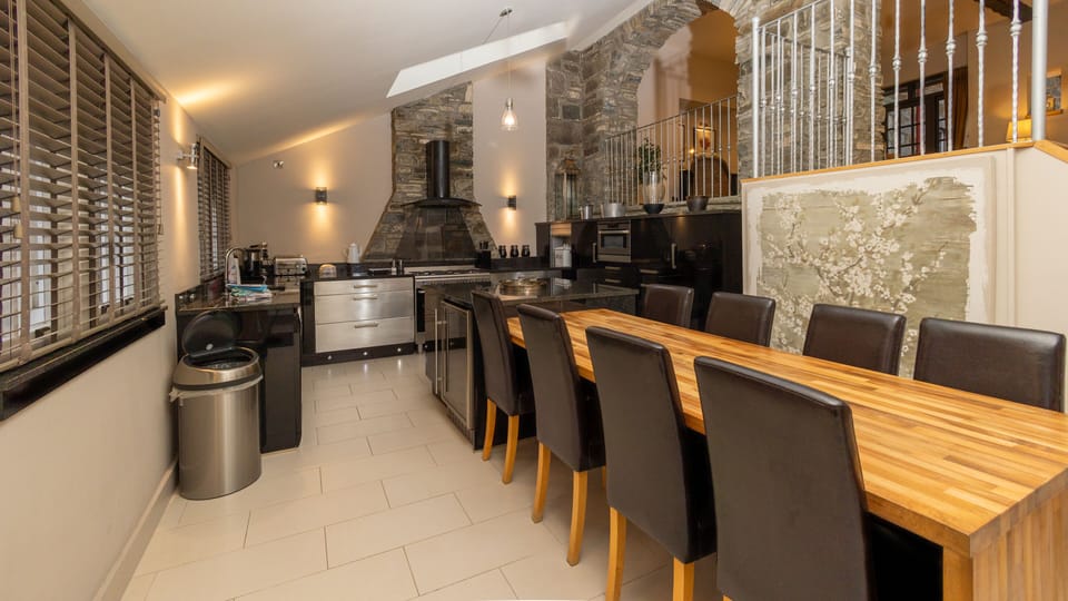 GRANARY COURT | Private kitchen | Full-size fridge, microwave, oven, stovetop