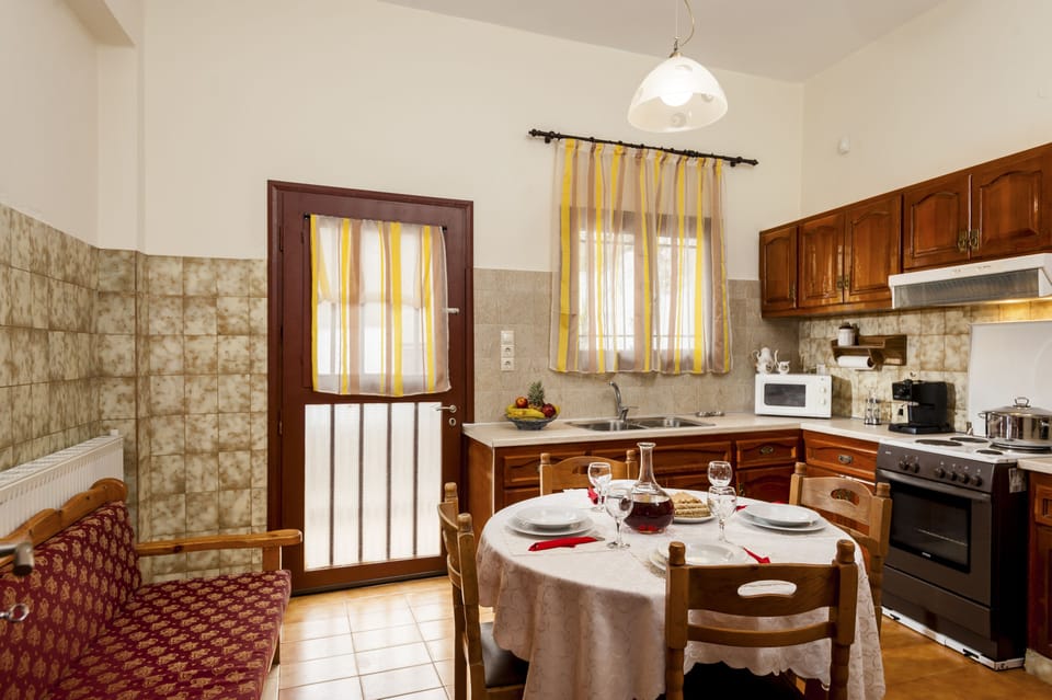 House, 3 Bedrooms | Private kitchen | Full-size fridge, microwave, oven, stovetop