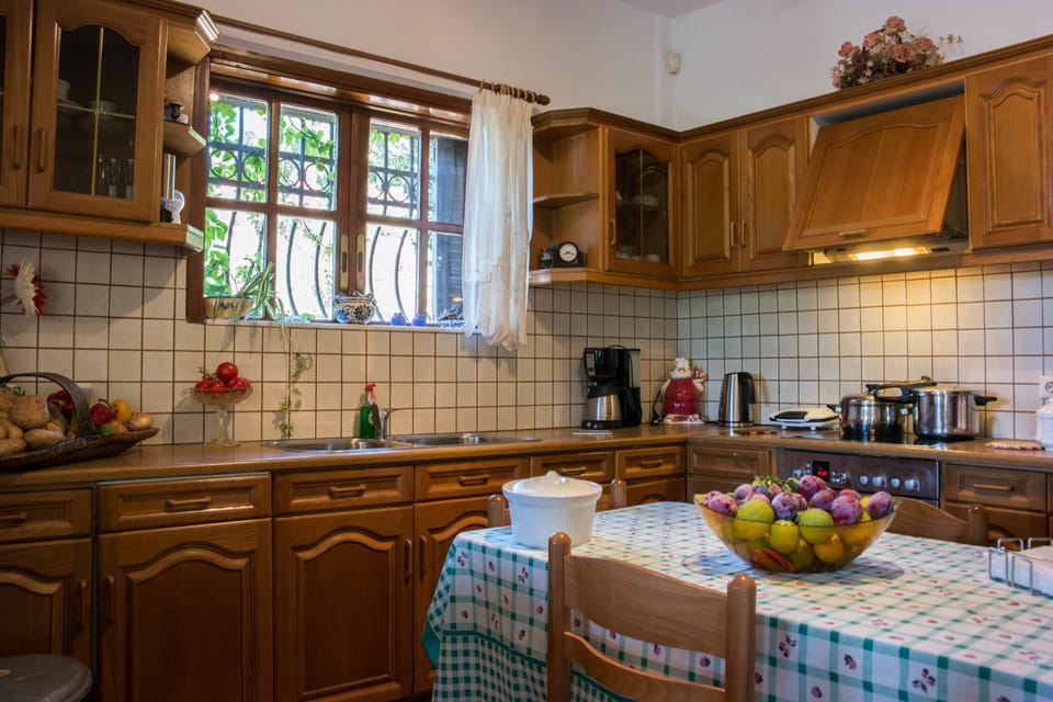 Classic Villa, 3 Bedrooms | Private kitchen | Fridge, microwave, oven, stovetop