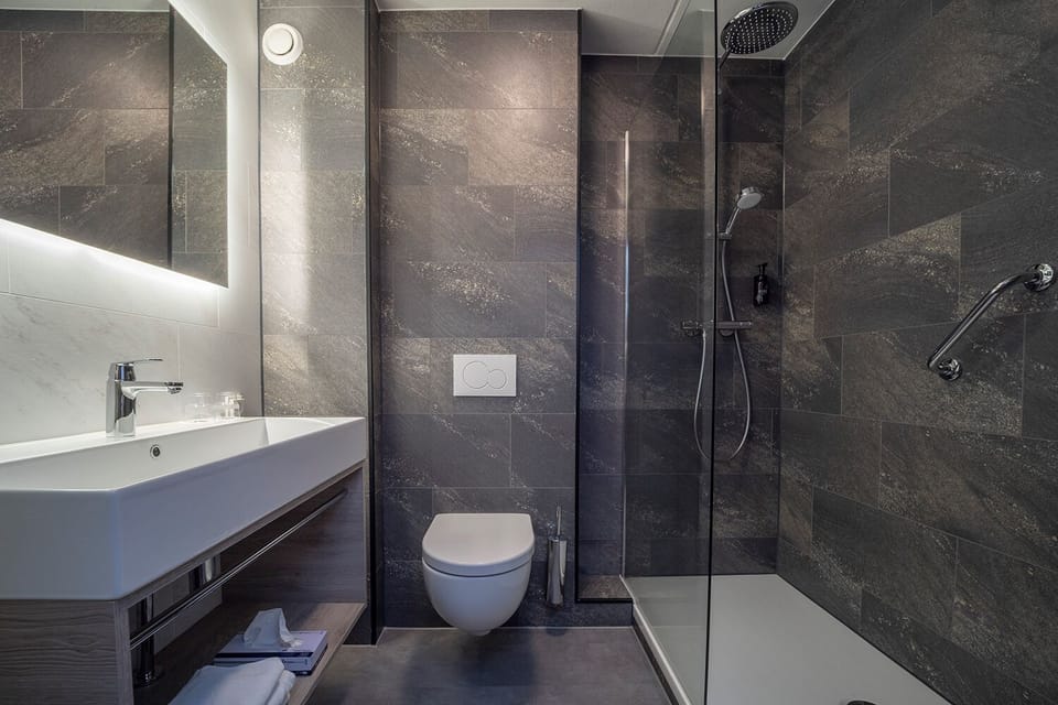 Comfort Double Room | Bathroom | Shower, eco-friendly toiletries, hair dryer, towels