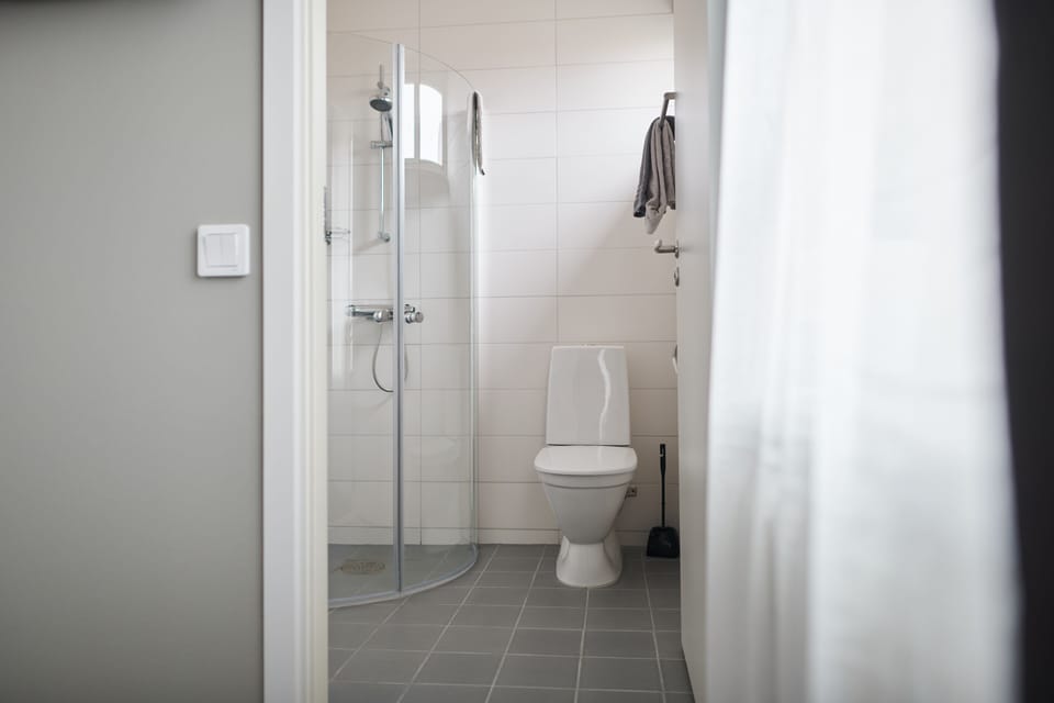 Superior Single Room | Bathroom | Shower, free toiletries, hair dryer, towels