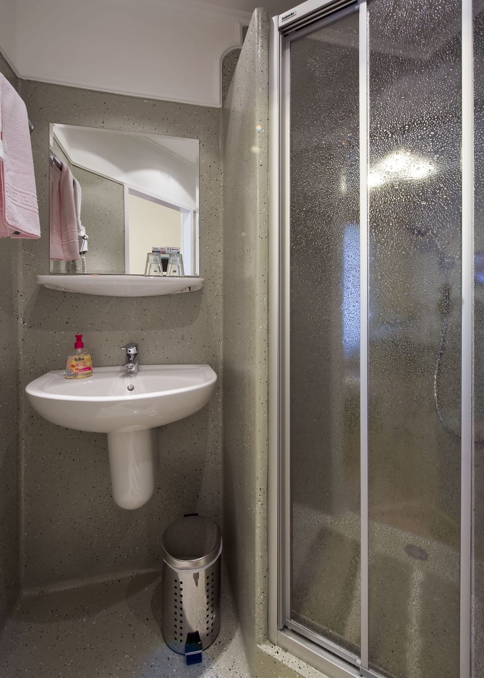 Standard Double Room, Non Smoking | Bathroom | Shower, free toiletries, hair dryer, slippers