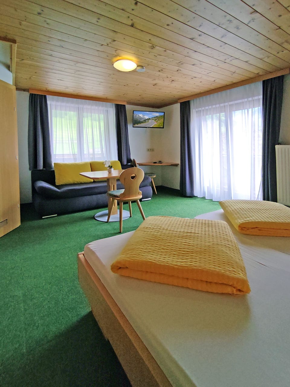 Family Double Room | Hypo-allergenic bedding, in-room safe, desk, free WiFi