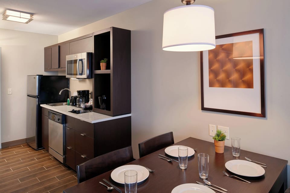 Full-size fridge, microwave, stovetop, dishwasher