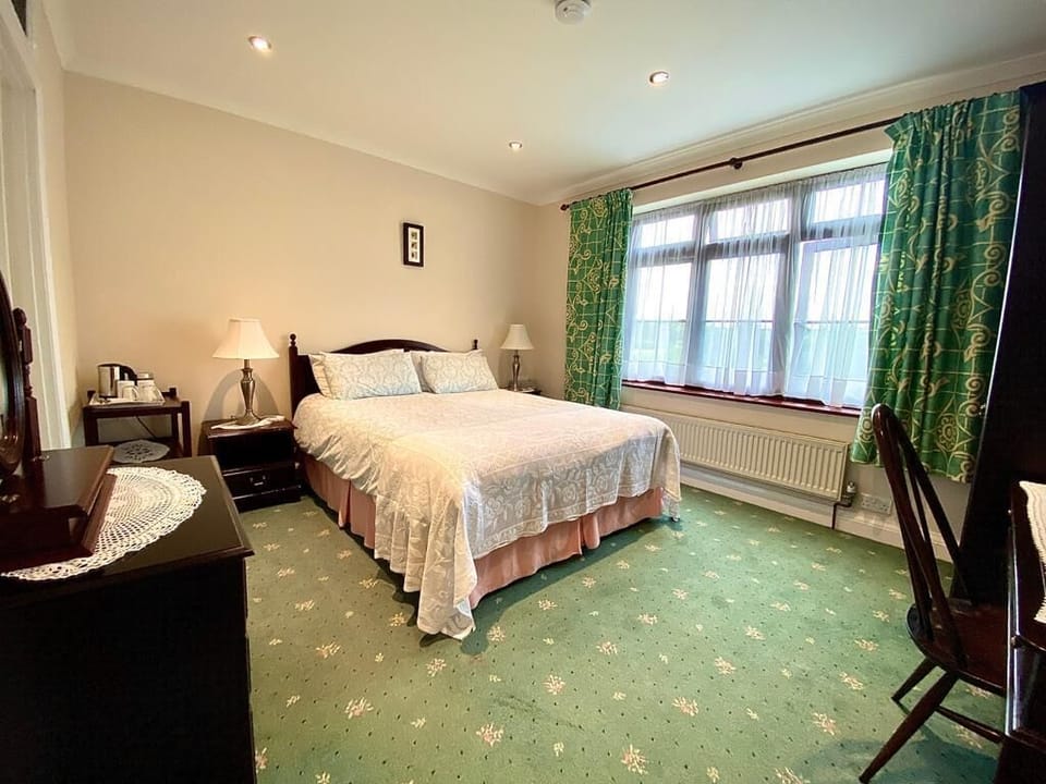 Deluxe Double Room, 1 King Bed, Non Smoking | Desk, iron/ironing board, free WiFi, bed sheets