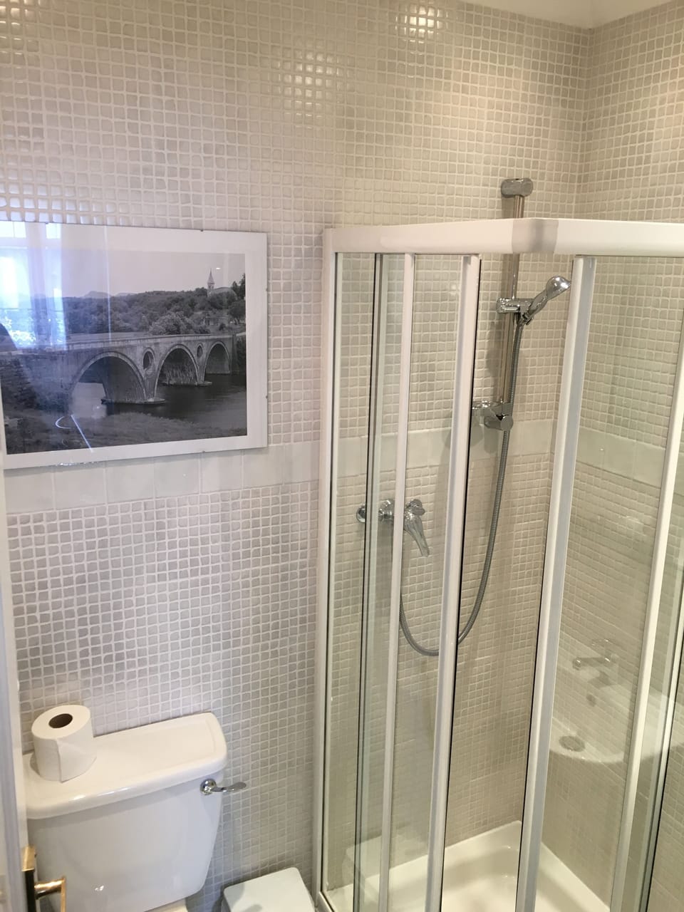 Twin Room, 2 Twin Beds, Non Smoking | Bathroom shower