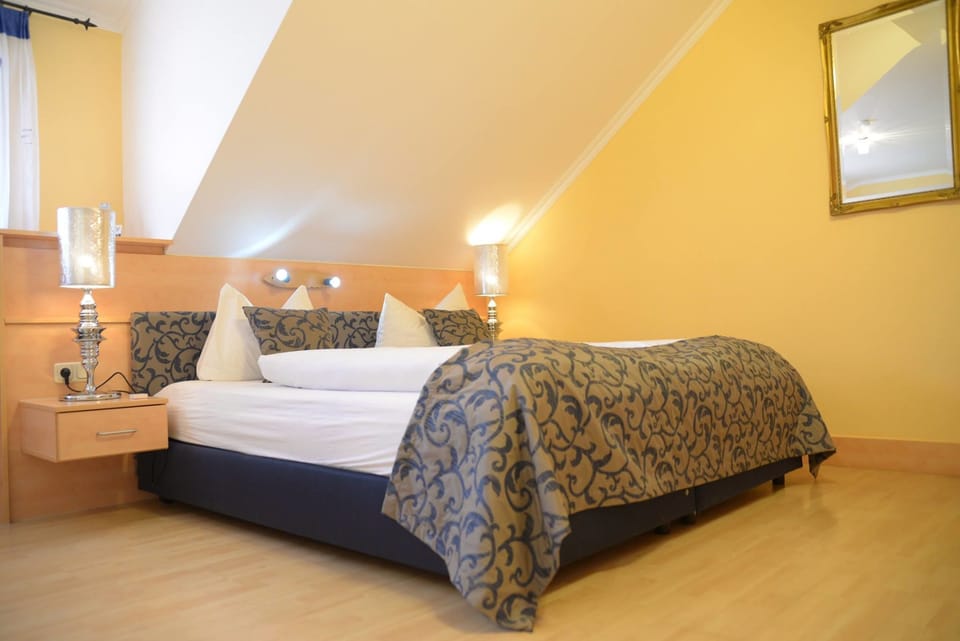 Double Room | In-room safe, desk, blackout drapes, free cribs/infant beds