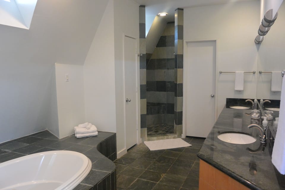 Executive King  | Bathroom | Combined shower/tub, towels
