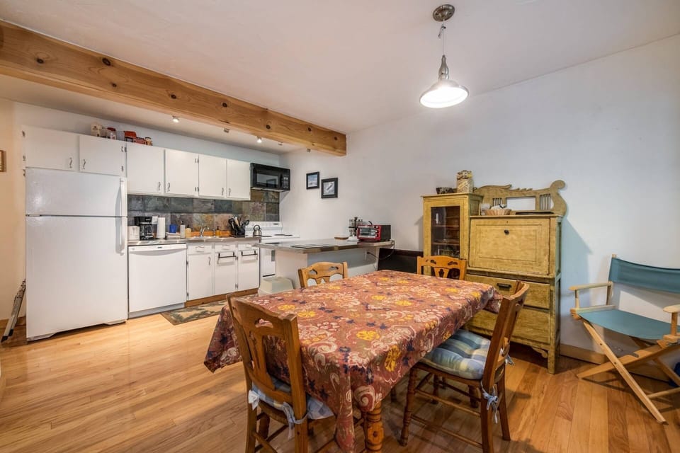 A kitchen-dining combo designed for flow, fun, and five-star vacation meals