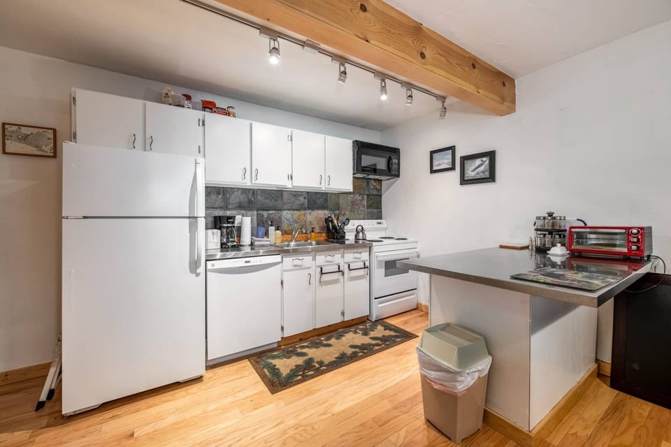 Kitchen (Please note the grill is no longer available per the HOA)