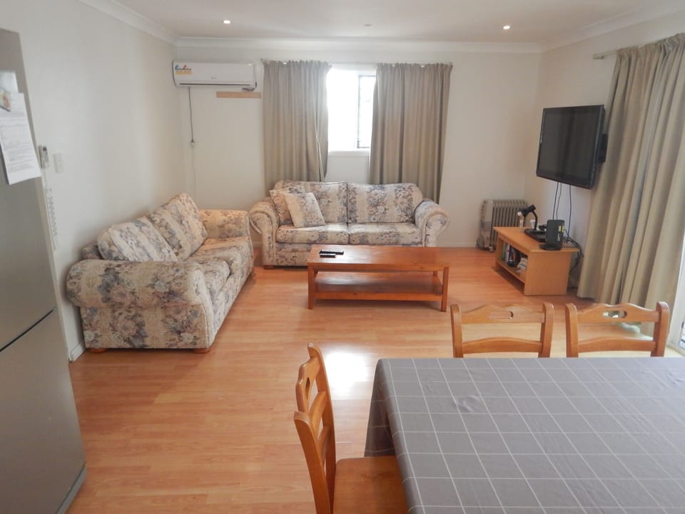 Pine Cottage: 3-Bedroom House | Air conditioning