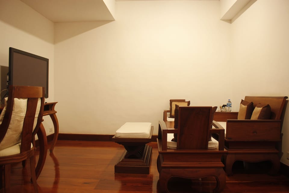 Chanthapanya Suite | Living area | 32-inch flat-screen TV with cable channels, TV