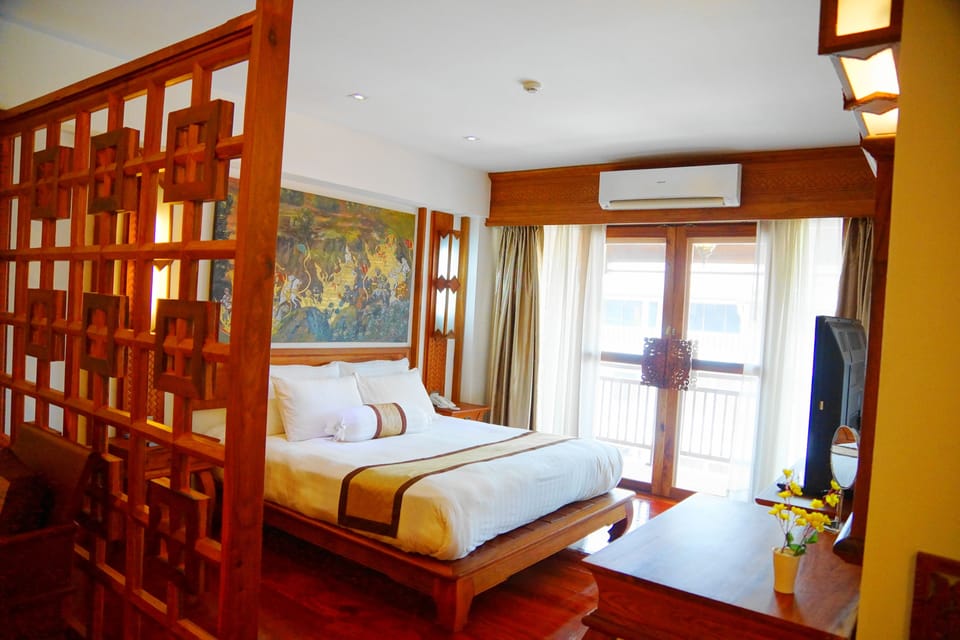 Deluxe Suite | Minibar, in-room safe, desk, blackout drapes