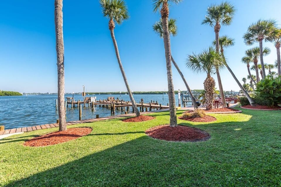 El Galeon South has impeccably maintained grounds.