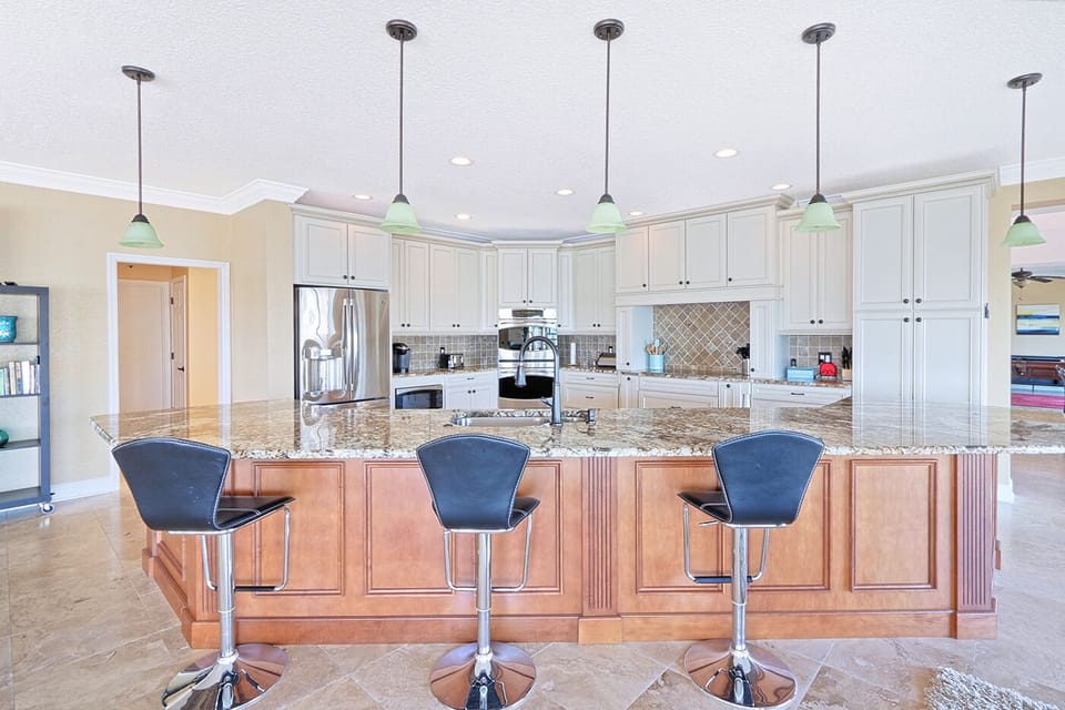Kitchen island, breakfast bar.