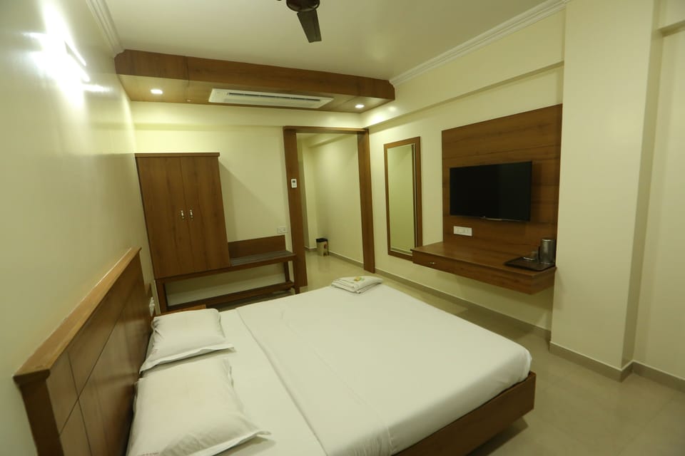 Desk, soundproofing, free WiFi, bed sheets