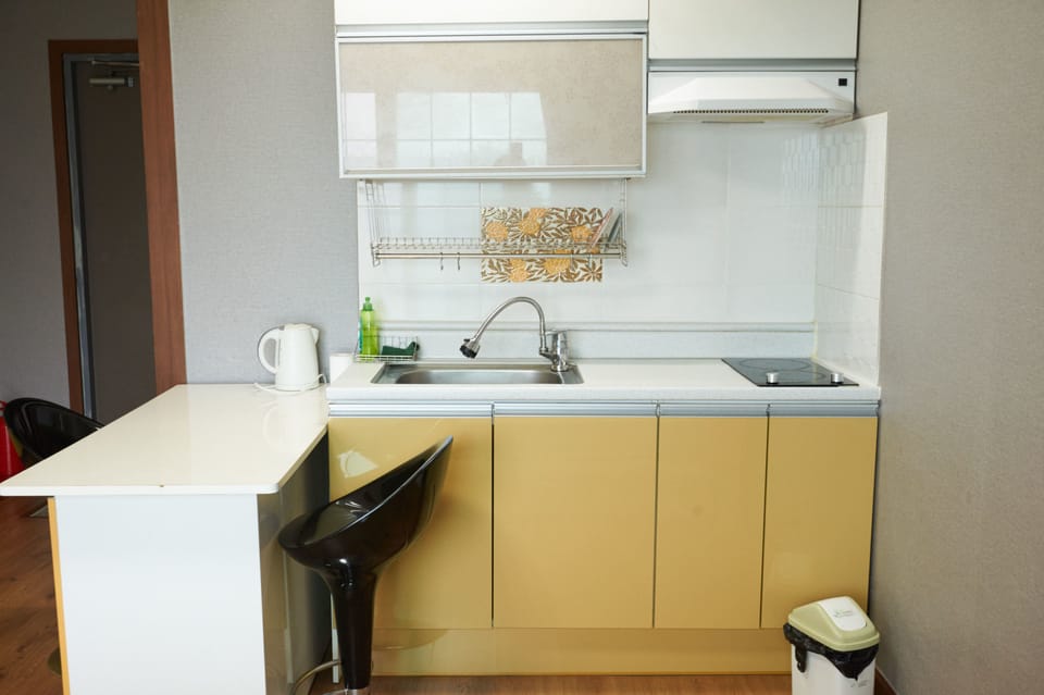 Deluxe Room | Private kitchen | Fridge, microwave, stovetop, electric kettle