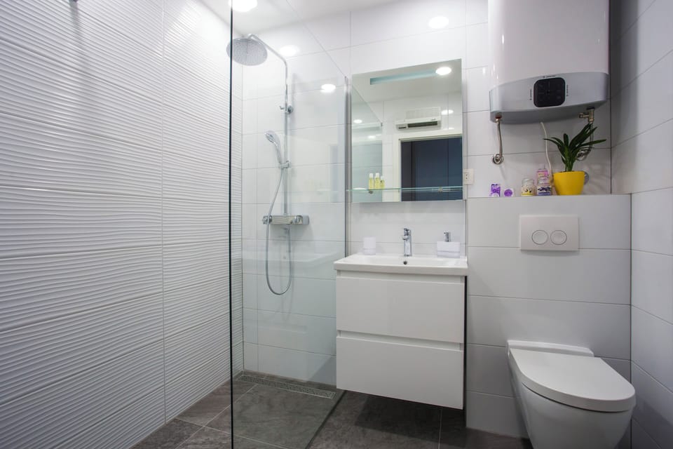 Standard Double or Twin Room, 1 Double or 2 Twin Beds, City View | Bathroom | Shower, free toiletries, towels