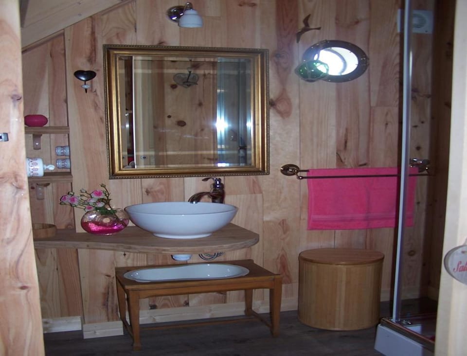 Cottage, Multiple Beds | Bathroom | Shower, free toiletries, hair dryer, towels