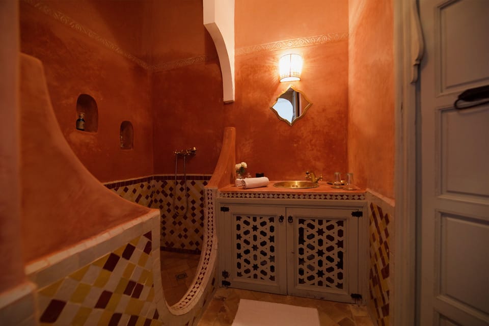 Superior Triple Room | Bathroom | Shower, rainfall showerhead, free toiletries, hair dryer