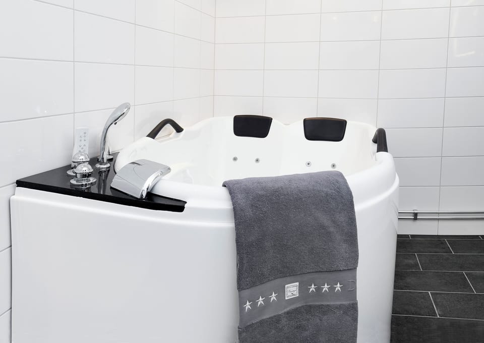 SUITE VENICE | Bathroom | Free toiletries, hair dryer, towels, soap