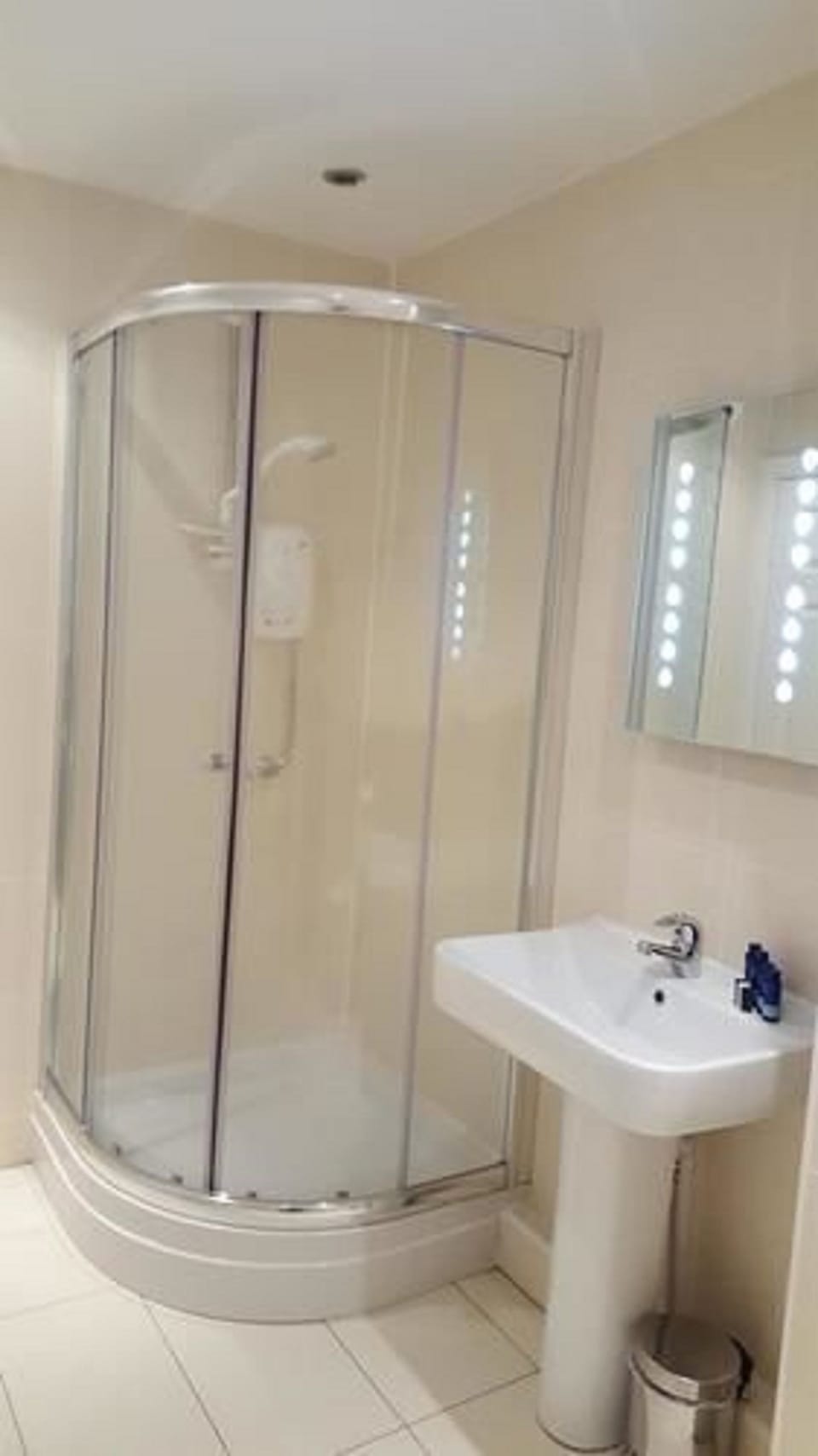 Superior Double or Twin Room | Bathroom | Shower, free toiletries, hair dryer, slippers