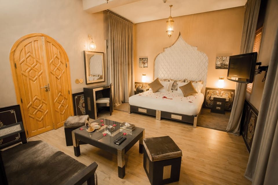 Junior Suite, Non Smoking | Minibar, in-room safe, individually decorated, individually furnished