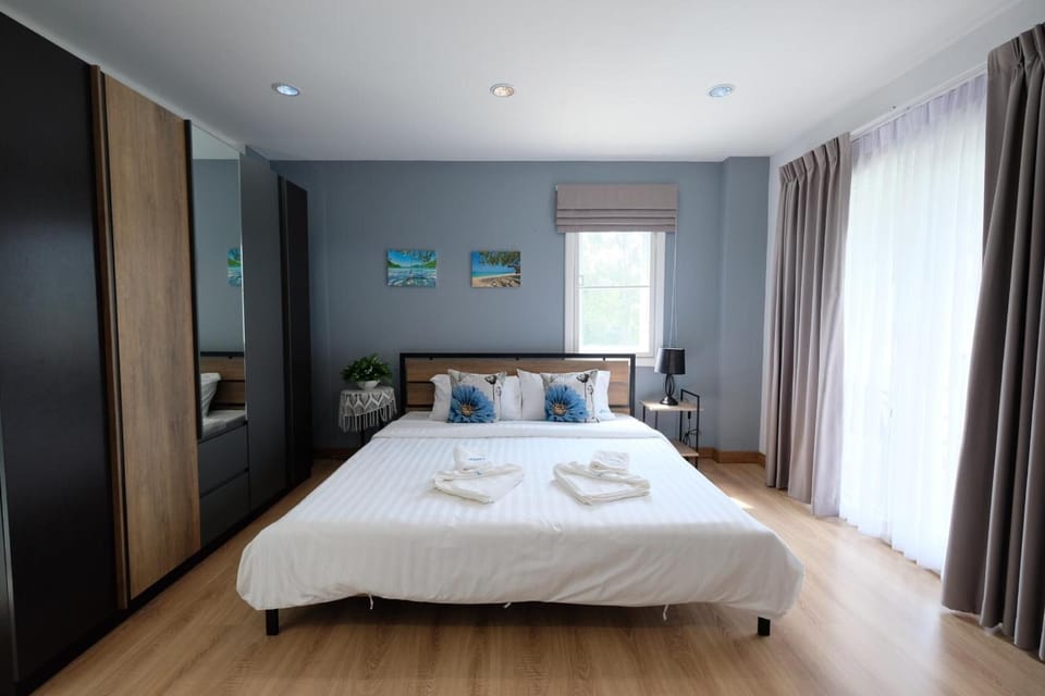 Deluxe Studio Suite | Minibar, desk, blackout drapes, free WiFi