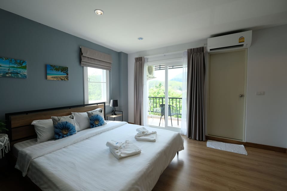 Deluxe Studio Suite | Minibar, desk, blackout drapes, free WiFi