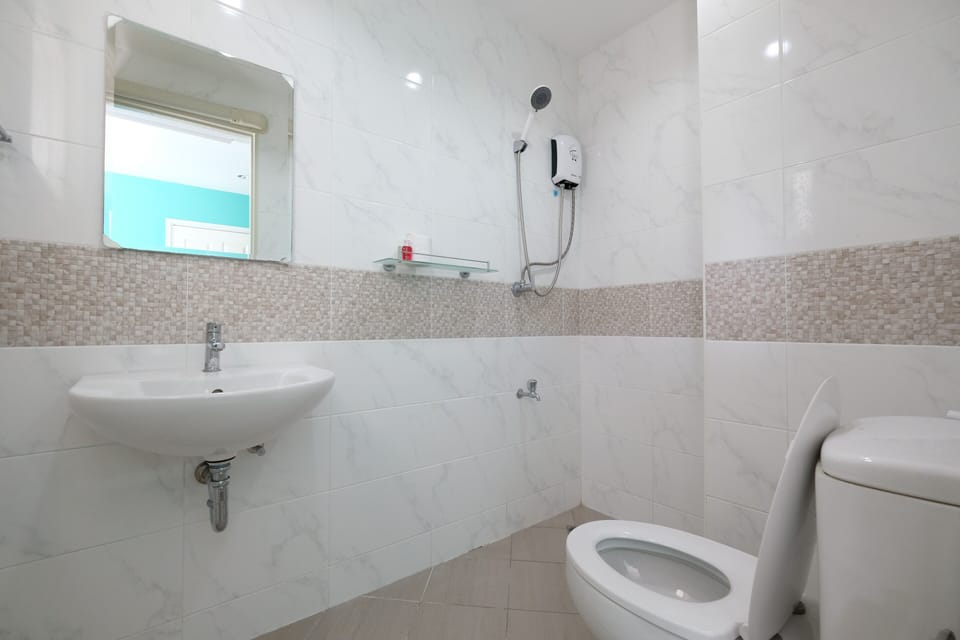 Deluxe Studio Suite | Bathroom | Shower, free toiletries, hair dryer, bidet